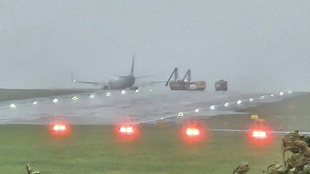 Avião derrapa na pista durante pouso na Inglaterra. Veja as imagens