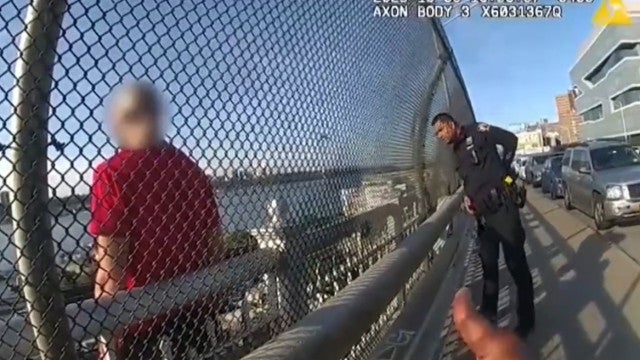 Policial chora compulsivamente após salvar homem nos EUA