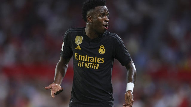 Jogador do Barcelona analisa Vinícius Jr.: "Talvez goste dos assobios"