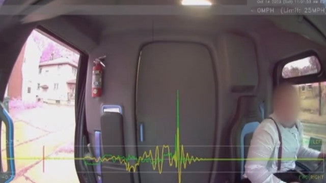 Mulher rouba van da Amazon e cai do veículo em movimento