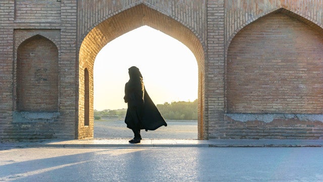 Mais uma jovem iraniana é agredida por não usar lenço na cabeça