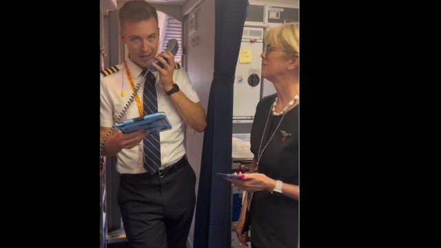 Piloto da United Airlines emociona passageiros com mensagem à mãe