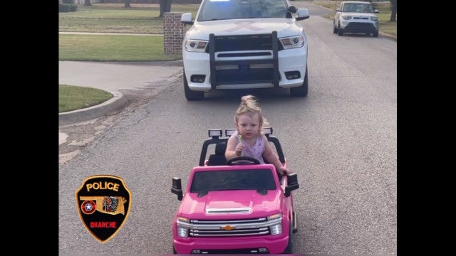 Menina de 3 anos é parada pela polícia por dirigir carro de brinquedo