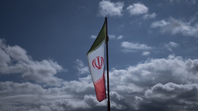 Morre iraniana hospitalizada após ‘detenção moral’ por não usar o véu islâmico