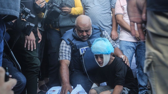"O meu dever": jornalista que perdeu família em Gaza volta ao trabalho