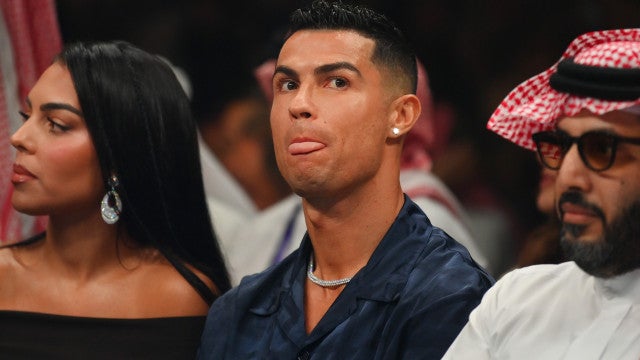 Cristiano Ronaldo junta-se a estrelas do esporte para assistir a combate