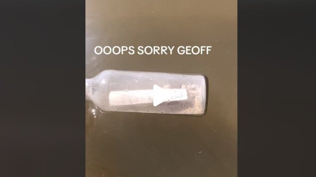 Casal despeja cinzas de homem na praia por pensar que eram areia