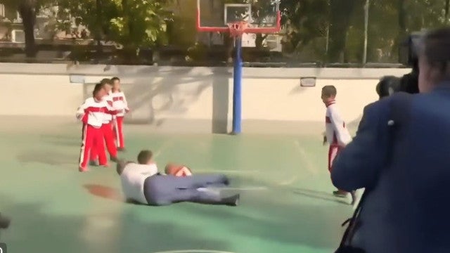 Governador da Califórnia derruba criança durante jogo