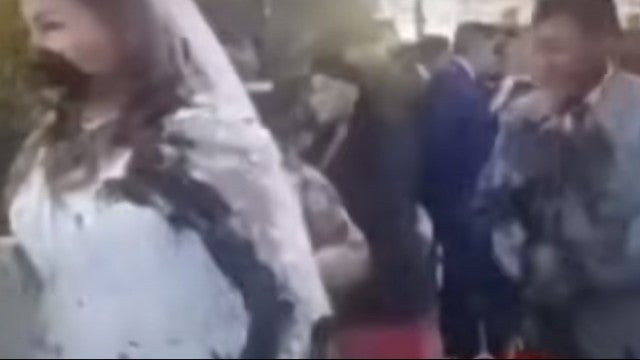 Ex-namorada atira fezes com azeite em casal de noivos na Bolívia