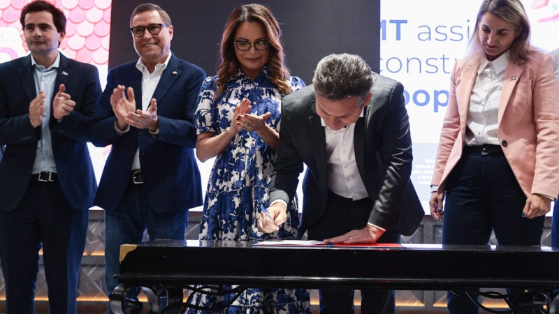 Governo de MT fará repasse de R$ 60,8 milhões para municípios contratarem mão de obra para construção de casas populares 