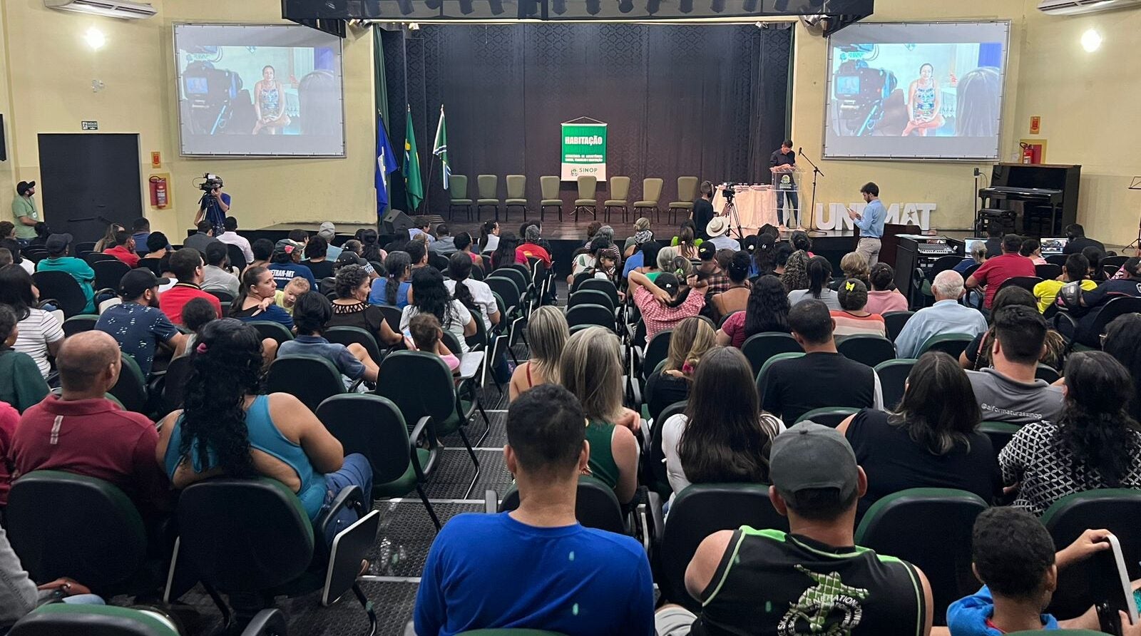 Prefeitura entrega 471 escrituras aos moradores da região dos Vilas, nesta terça
