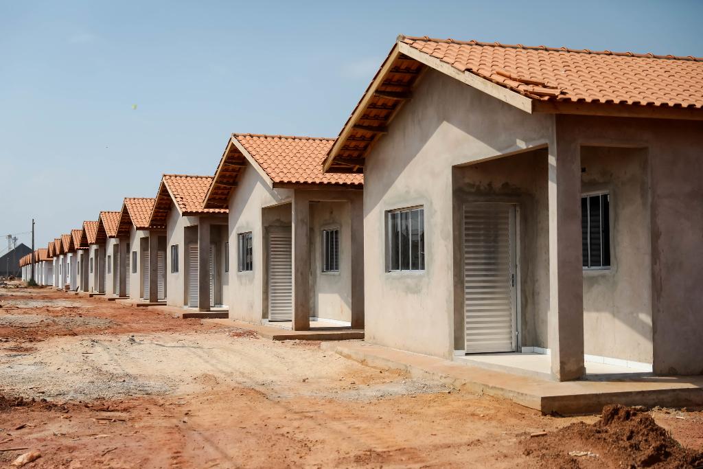 Sistema habitacional lançado pelo governo de MT começa receber inscrições; casas serão doadas e financiadas