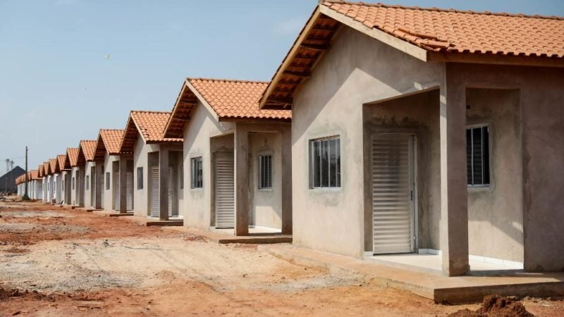 Governo do Estado prevê concluir em maio 107 casas populares em Juína