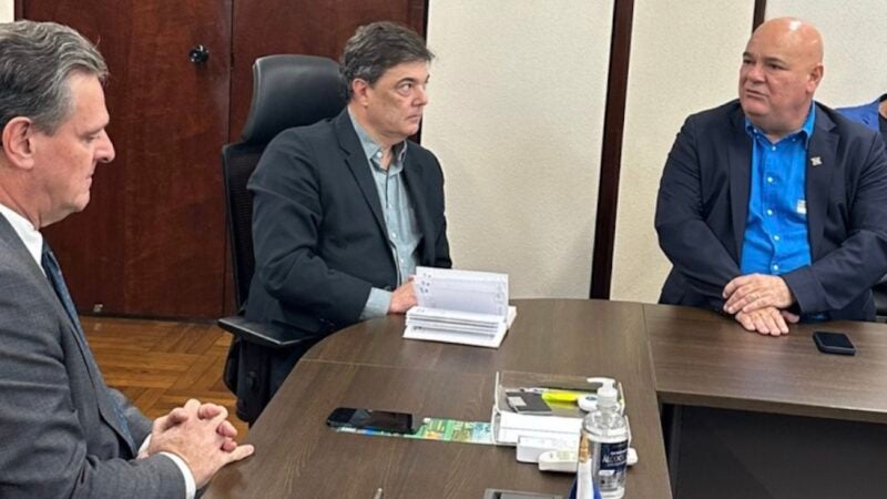 Prefeito de Peixoto pede apoio de ministro para resolver impasse sobre venda de ouro