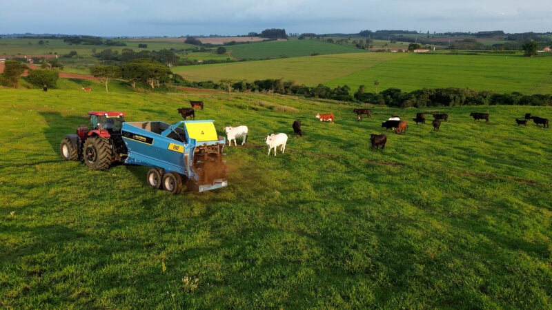 Esparramador de fertilizante orgânico é alternativa sustentável e econômica