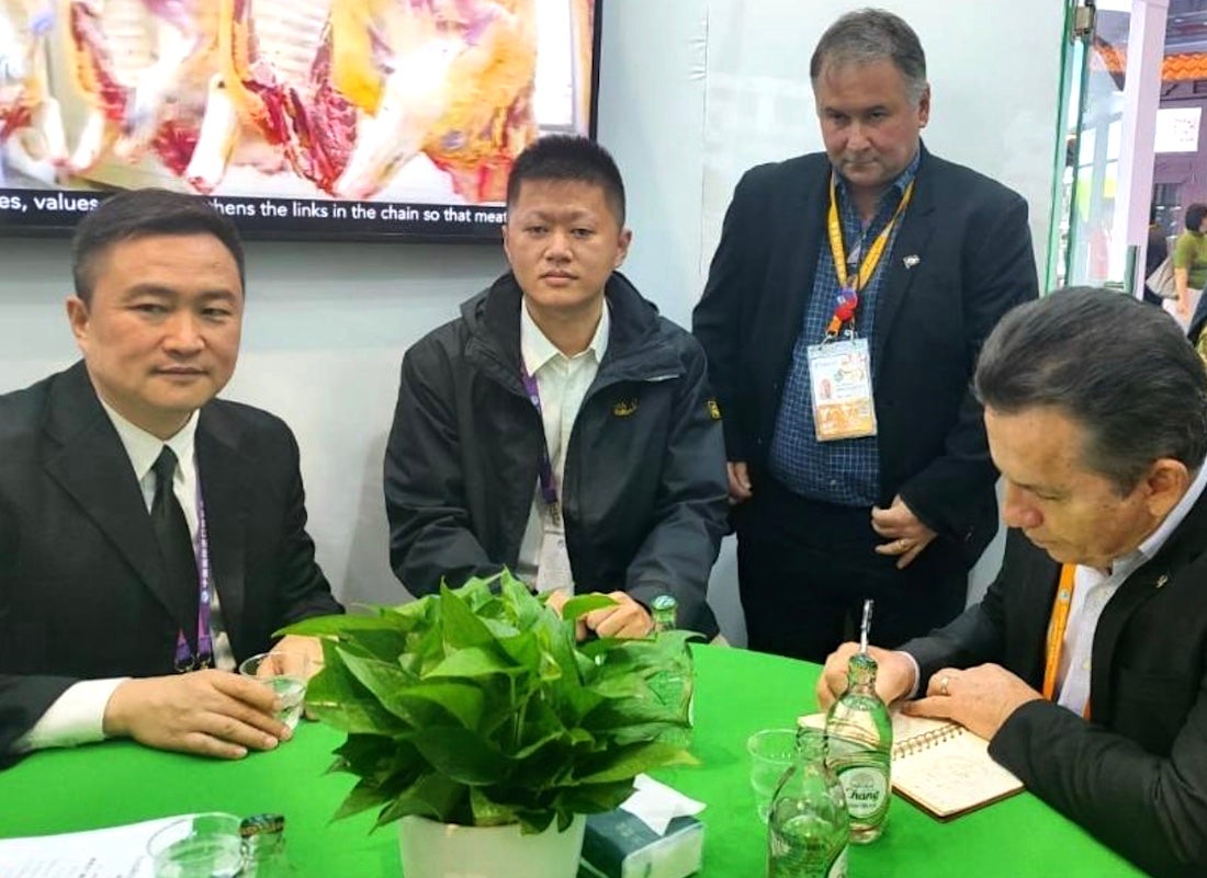 Mauro se reúne na China com agência de controle para agilizar acesso de produtos de Mato Grosso