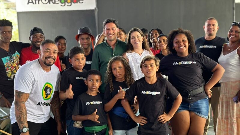 Senador Rodrigo Cunha do Podemos visita sede do AfroReggae em Vigário Geral