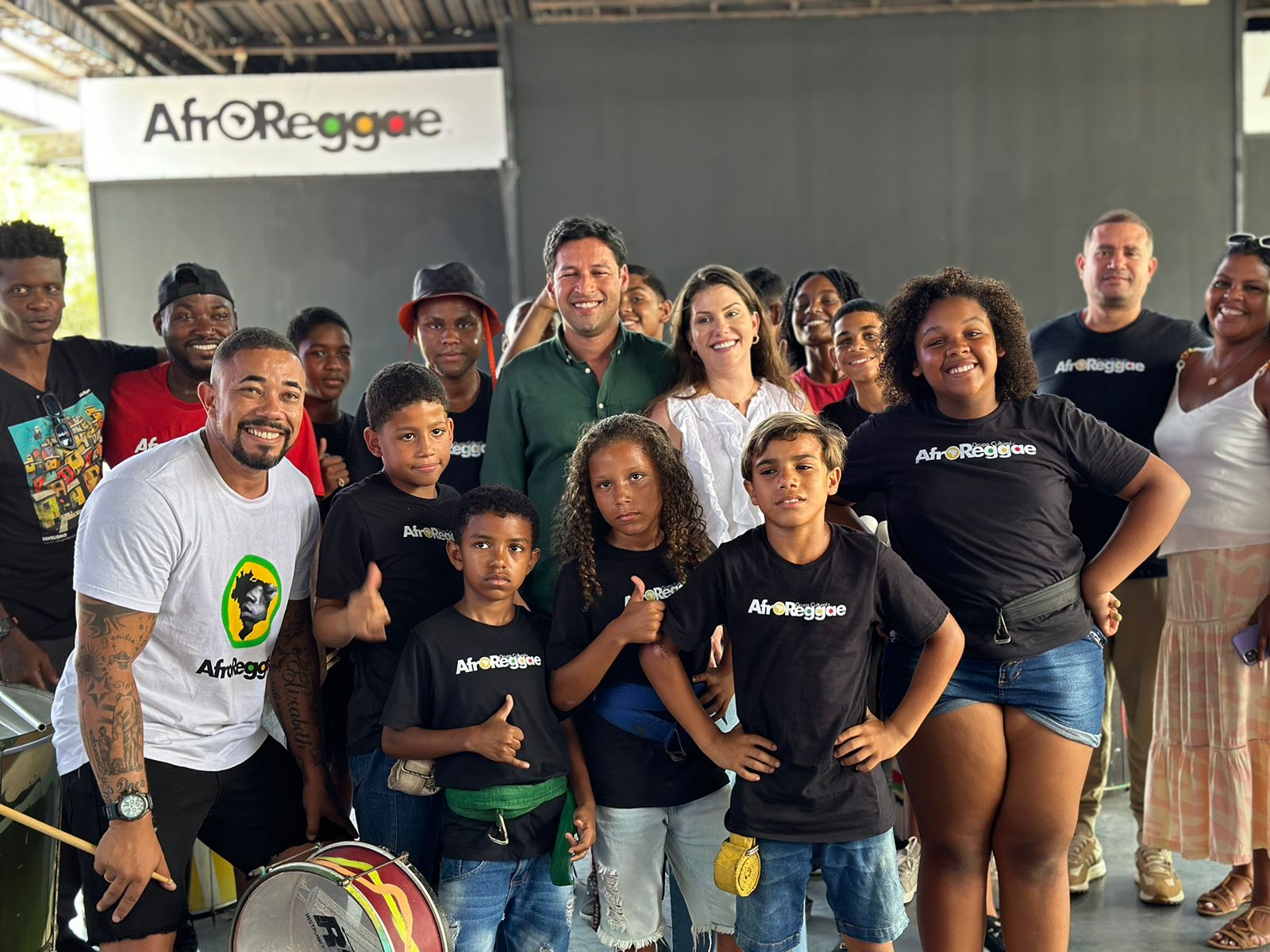Senador Rodrigo Cunha do Podemos visita sede do AfroReggae em Vigário Geral