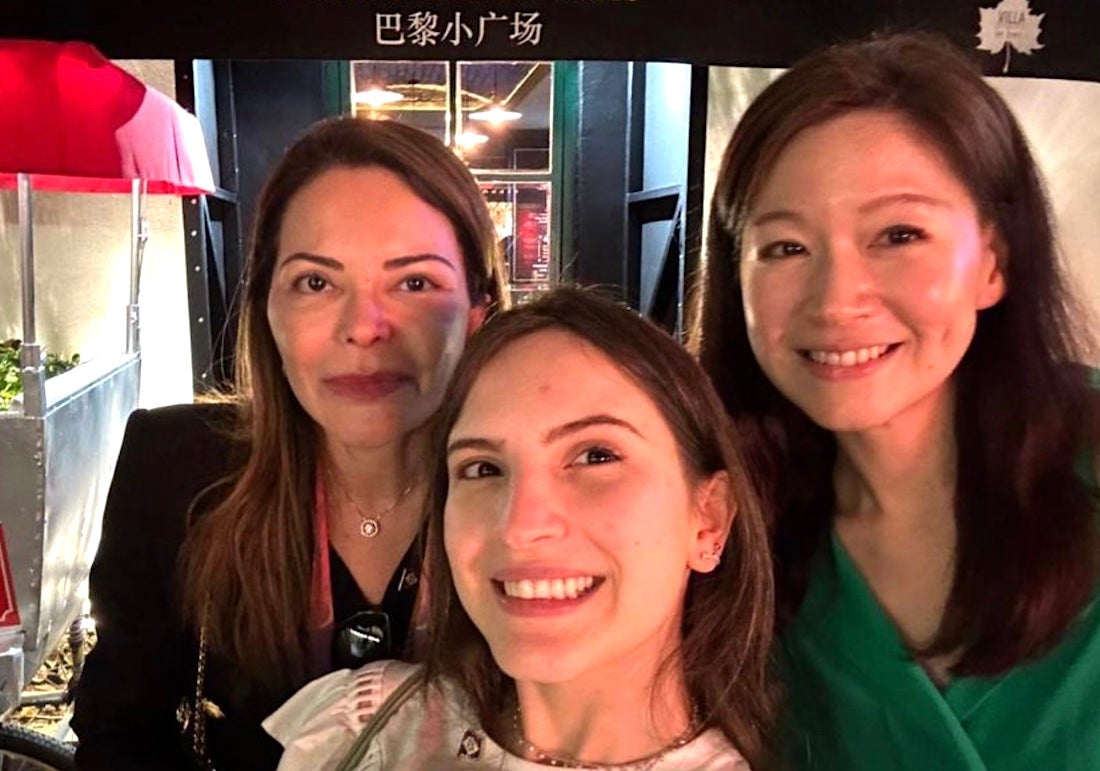 Primeira-dama de Mato Grosso apresenta projetos sociais a empresária na China