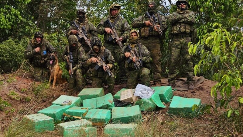 Gefron apreende 470 quilos de pasta base de cocaína em aeronave