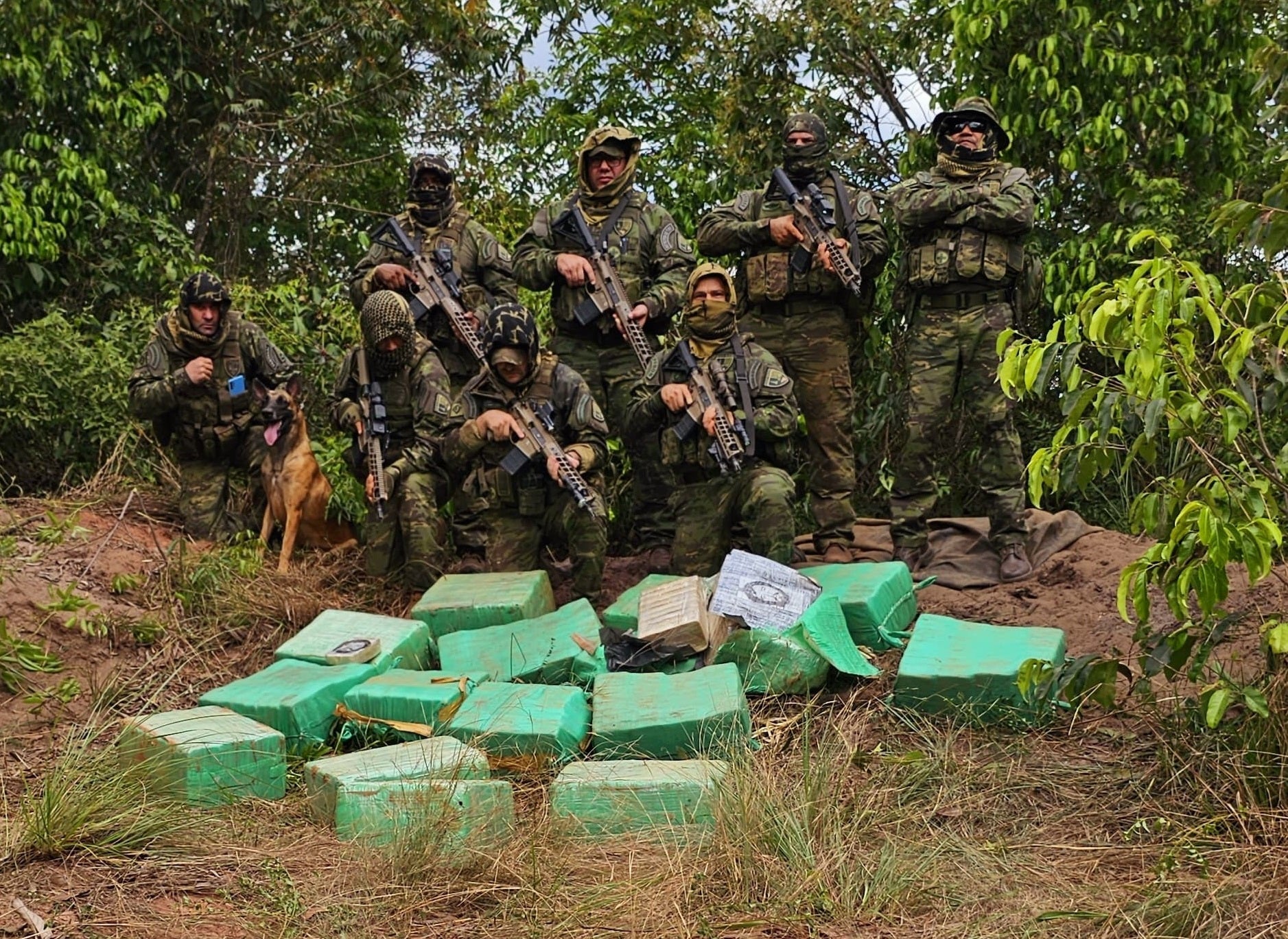 Gefron apreende 470 quilos de pasta base de cocaína em aeronave