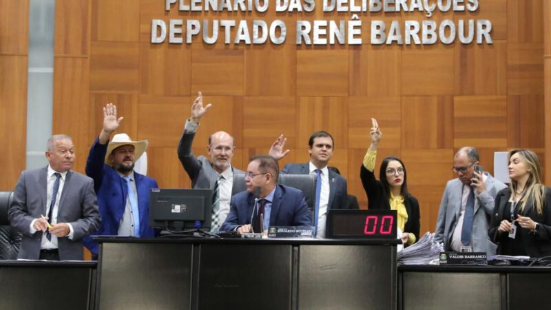 Lúdio Cabral e Valdir Barranco votaram contra a criação de escolas cívico-militares em MT