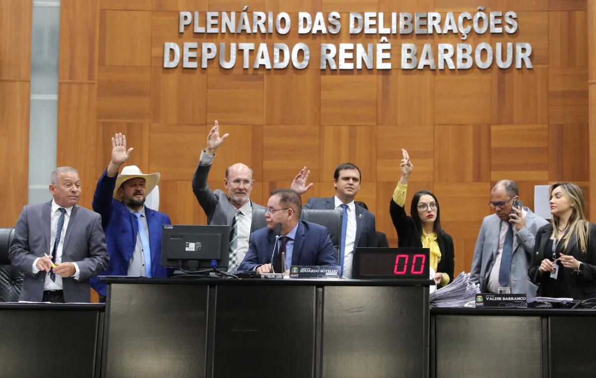 Lúdio Cabral e Valdir Barranco votaram contra a criação de escolas cívico-militares em MT