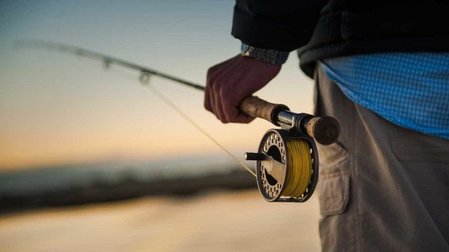 "Emocionante": adolescente de 13 anos pesca pirarucu quase do seu tamanho