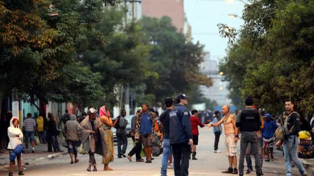 Moradores de ocupação bloqueiam entrada de usuários da cracolândia em rua de SP