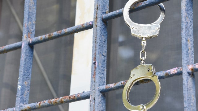 Homem é libertado após ficar 25 anos na prisão por crime que não cometeu