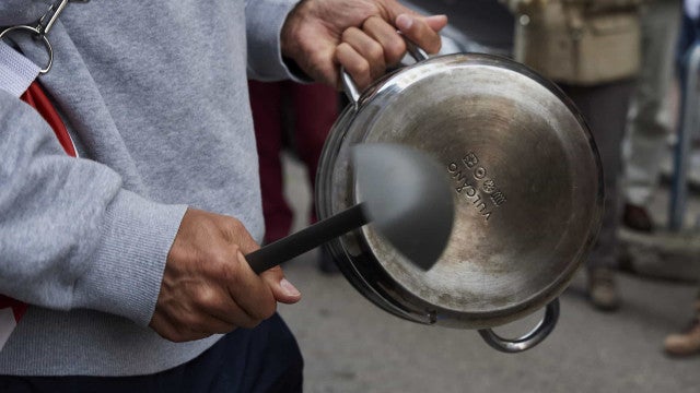 Moradores de SP comemoram com panelaço volta da energia após 53 horas