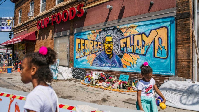 Ex-policial condenado por homicídio de George Floyd esfaqueado na prisão