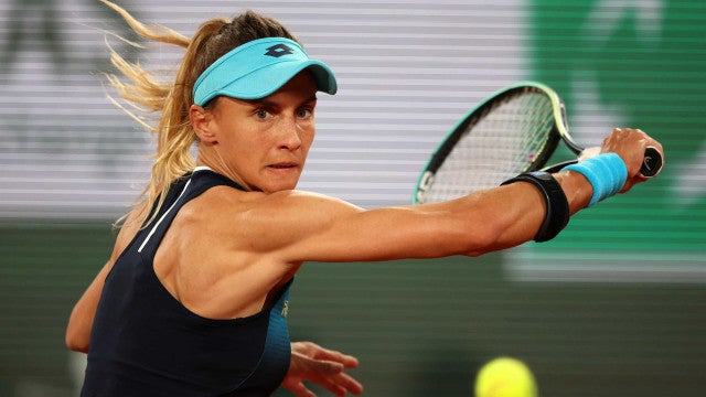 Swiatek arrasa Sabalenka em jogo de 2 dias e decide WTA Finals com Pegula para voltar ao topo