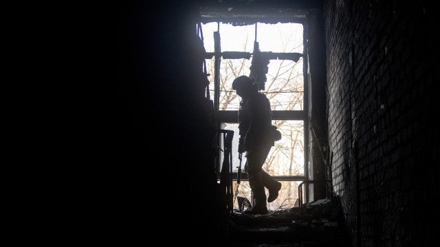 Atriz russa morre em ataque durante espetáculo para militares na Ucrânia