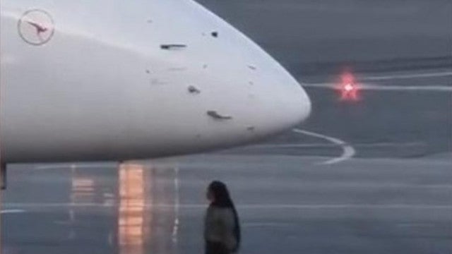 Mulher corre pela pista de aeroporto e obriga piloto a desligar motor