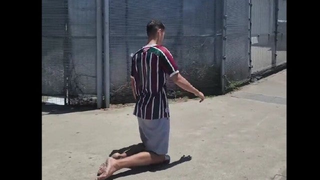 Torcedores do Fluminense pagam promessas após conquista da Libertadores