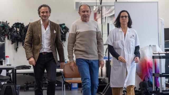 Homem com Parkinson volta a andar com dispositivo na medula espinhal