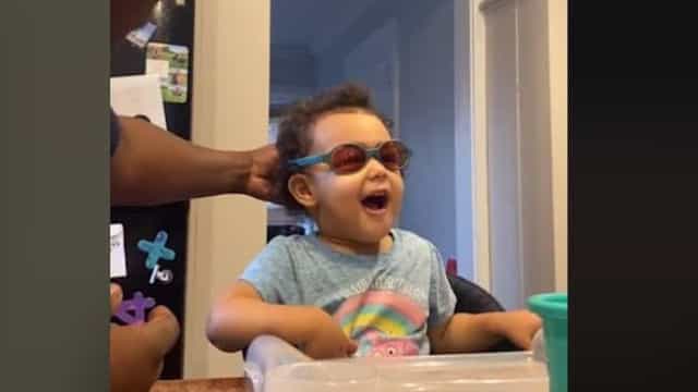 Menina vê pais pela primeira vez de forma nítida e reação é emocionante