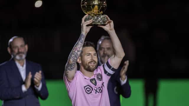 Messi ostenta a oitava Bola de Ouro em Miami e diz: "sinto-me em casa"
