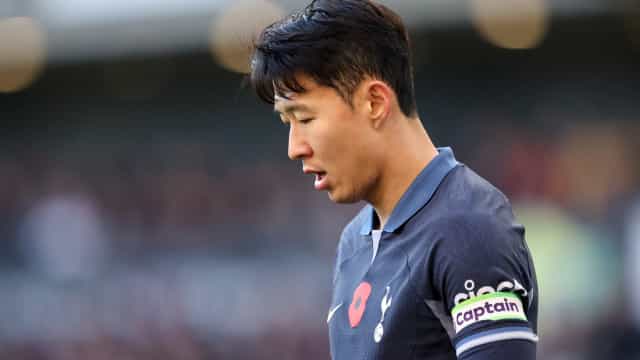 Tottenham sai na frente, mas leva 2 gols nos acréscimos e perde chance de virar líder do Inglês