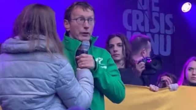 Homem invade palco e ‘rouba’ microfone a Greta Thunberg em discurso. Veja