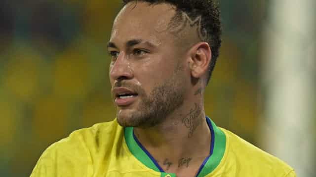 Médico reavalia Neymar e vê recuperação ‘muito boa’ após cirurgia no joelho