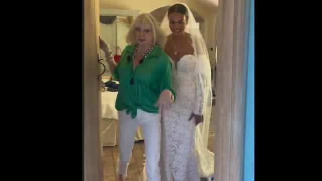 Mulher conta como a mãe estragou a revelação do seu vestido de noiva