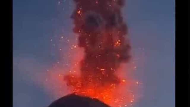 Erupção do vulcão Etna ilumina o céu na Sicília; veja as imagens