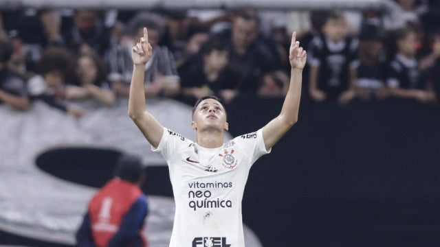 Meia ‘renasce’ no Corinthians após 2 meses e repensa desejo de sair em 2024