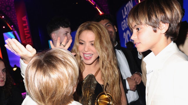 Shakira festeja vitória com os filhos nos bastidores do Grammy Latino