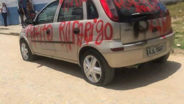 Primeira-dama de cidade de PE é flagrada pichando carro: ‘Rapariga do prefeito’
