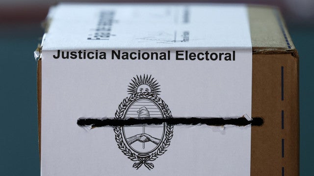 Urnas são abertas, e começa eleição que definirá presidente da Argentina