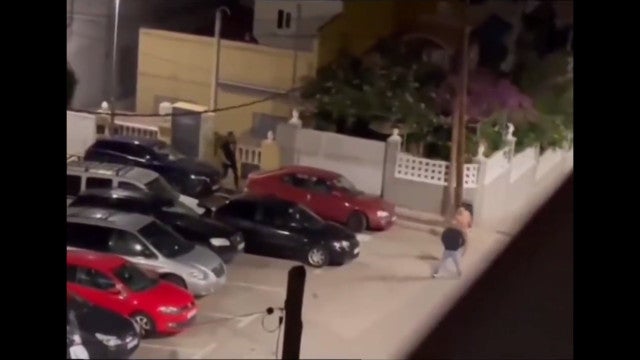 Homem com uma faca persegue pela rua amante da mulher (ainda nu)