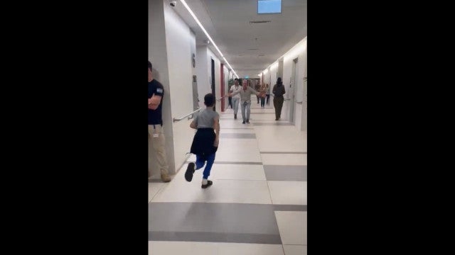 Refém de 9 anos reencontra a família após 49 dias. Veja o vídeo